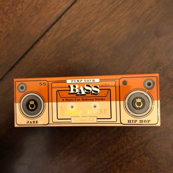 Multi-use makeup sticks as eyeshadow or base for eyeshadow - Picture 1 of 3